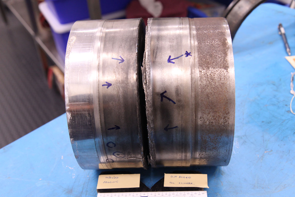The fractured axle S/N 881228: low speed bearing (left axle segment) and oil flinger (right axle segment)